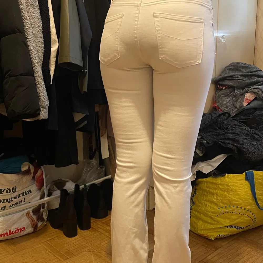 Hej allihopa💕 Jag säljer mina vita low waist bootcut  för 130kr som ej kommer till någon användning. Den är i stolek 27 i waist o 34 i längd. Skriv till mig om ni är intresserade💕priset kan diskuteras. Köparen står för frakt 📦 . Jeans & Byxor.