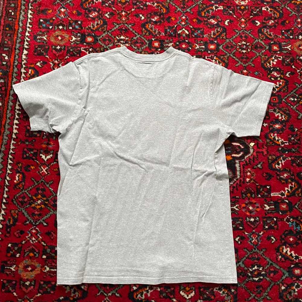 Snygg carhartt tshirt som jag säljer då jag har liknande. Använd men är som ny.  Köparen står för frakt. Kan mötas i Stockholm. Hör av dig för fler bilder!. T-shirts.
