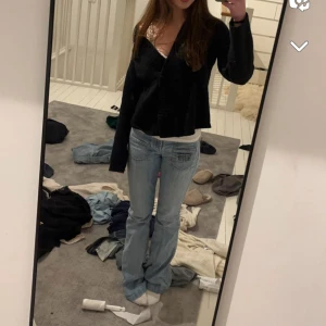 Jeans - Säljer mina skitsnygga jeans från 7 for all mankind 💖 Väl använda, med ett litet hål på fickan där fram, men det syns knappt och går lätt att laga 💕 Tveka inte på att skriva för fler bilder eller om du har några frågor💗💗💝