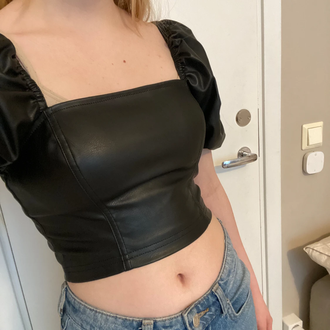 Svart topp i läderimitation  - 90