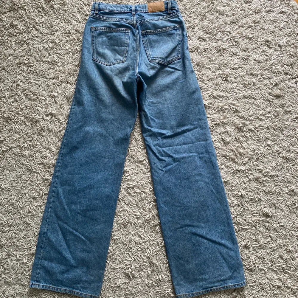 Säljer pga att dom är för små.  Jeansen är använda men fortfarande i bra skick!  De är höga i midjan.  Strl 25 100kr+frakt  Hör av er om ni har funderingar😊. Jeans & Byxor.