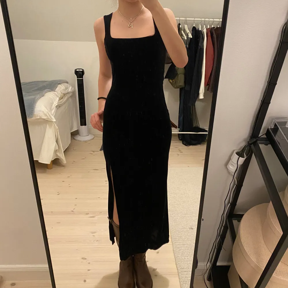 Supersnygg vintage klänning i velvet/sammet material med slits! Storlek 34 på lappen men materialet är stretchigt så passar även S och möjligen M. Obs har lagat hål på ett par ställen, se bilder 💋. Klänningar.