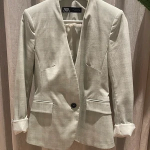 Snygg elegant Zara kostym  - Fint skick, mintgrön färg och rutigt mönster! Storlek 36 men funkar för en liten 38. 