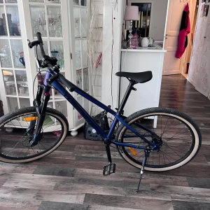 Mountainbike cykel - Nyskick på cykeln har använt den knappt en halv sommar och under vintern har den stått i garaget bromsarna funkar jätte bra både back och fram . 26 tum