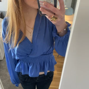 Blus - Jättefin blå satinblus från neo noir som knappt är använd💙jättefin till våren och sommaren 