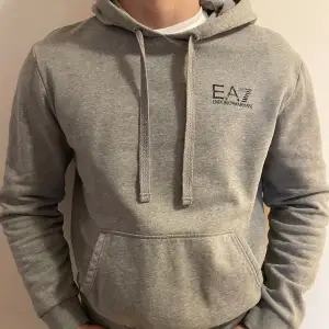 Ea7 hoodie Storlek L  modellen är 185cm lång 