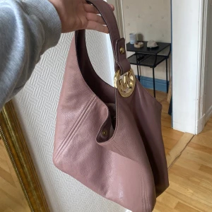 Micheal Kors väska  - Fulton large meather hobo, väska ifrån Micheal Kors. En liten fläck under väskan som inte syns när man har på den annars är den helt felfri. Ordinarie pris 3 700kr säljer för 1000