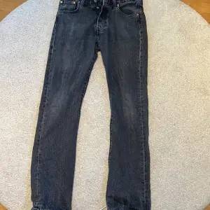 Säljer nu mina snygga jeans från Levis då jag inte använder dem. Modellen är 501 och storleken är 30 34 Skick 9/10 Hör av dig vid funderingar! 