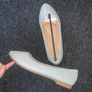 Glittrande skor - Endast testade! Köparen står för frakt 🖤