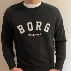 Björn Borg tröja  - Björn Borg Sweatshirt Stolek M modellen är 185cm lång 