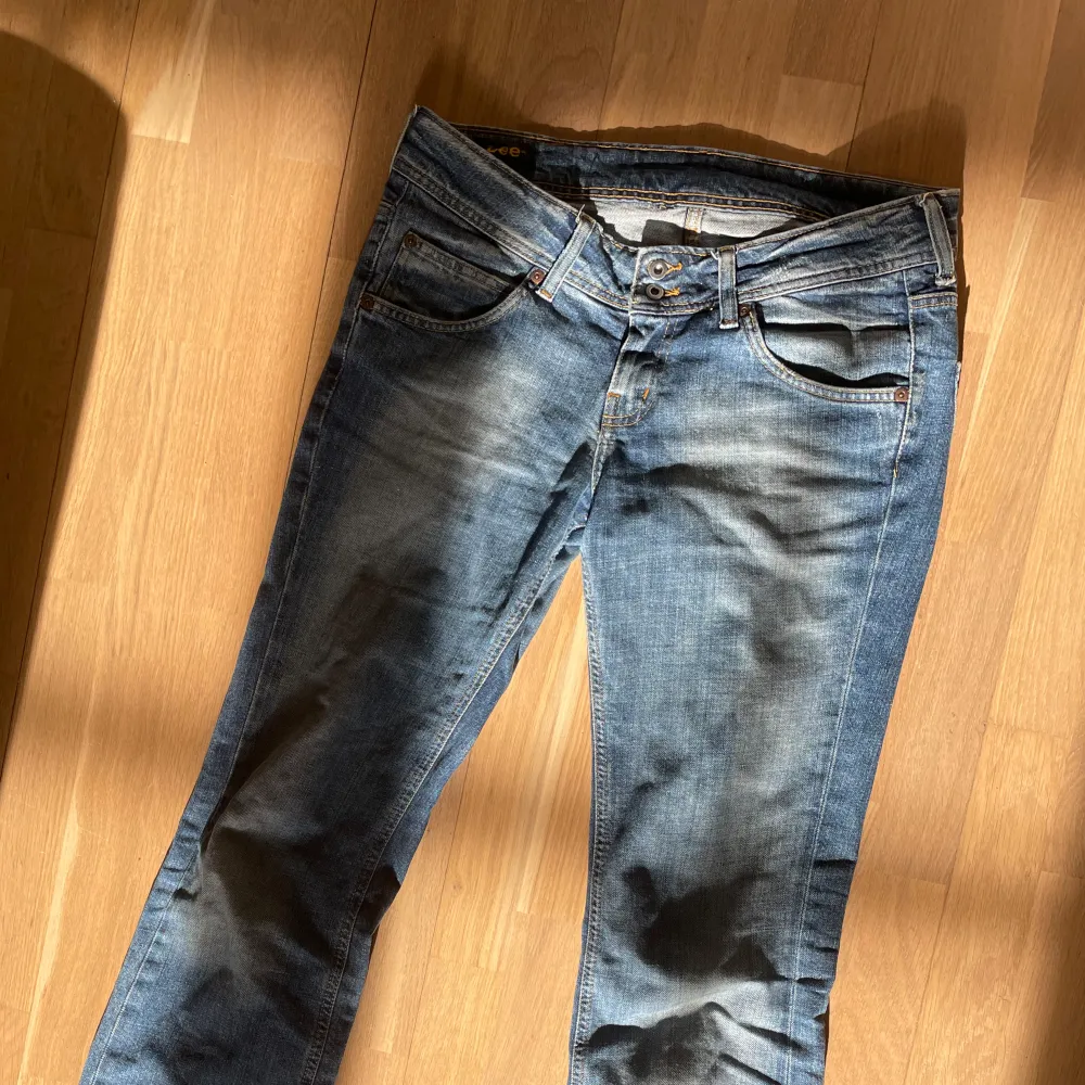 Jätte snygga lee jeans med fin detalj med dubbelknappar. Älskar dessa jeans men dags för de att hitta nytt hem helt enkelt!. Jeans & Byxor.