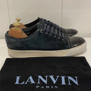 Lanvin skor  - Hej! Säljer nu dessa super eftertraktade lanvin skor. Skorna är i fint skick 7/10.(sulan är lite gul) Med skorna medföljer dustbag 