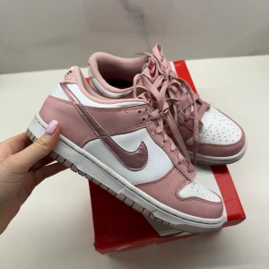 Nike dunk low - Skorna är som nya, har använts kanske två gånger. Storlek 39. Kan hämtas i Sollentuna