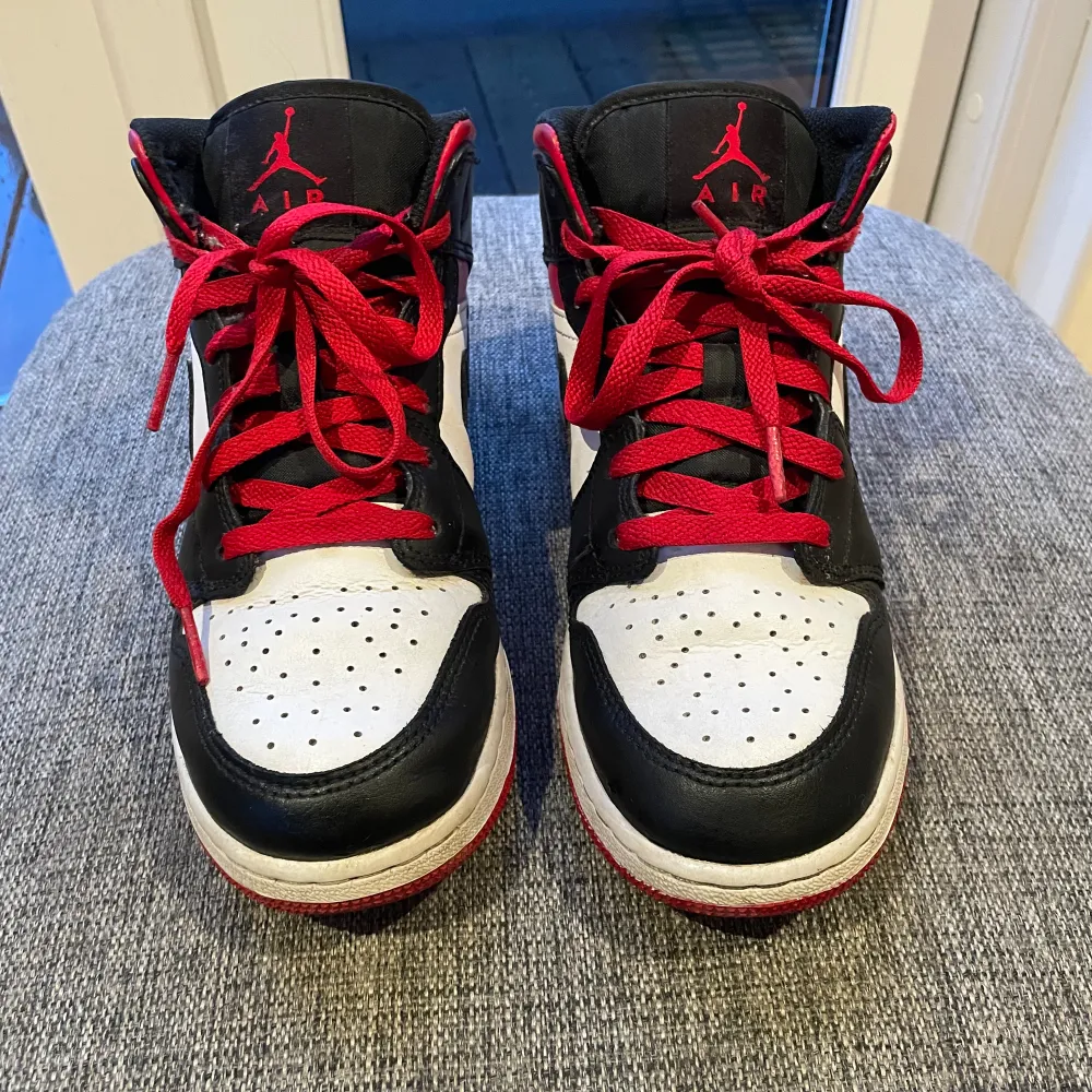 Säljer dessa fina Jordans det medföljer creasingskydd som sitter i skorna och även original lådan❤️. Skor.