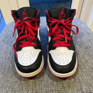Säljer dessa fina Jordans det medföljer creasingskydd som sitter i skorna och även original lådan❤️