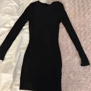Super snygg svart klänning i ribbat material 💓
