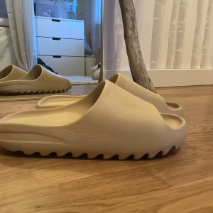 Yeezy slides - Riktigt feta tofflor till sommaren! Skorna är använda ett fåtal gånger och är i väldigt bra skick! Tveka inte att höra av dig om du har fler frågor!☺️
