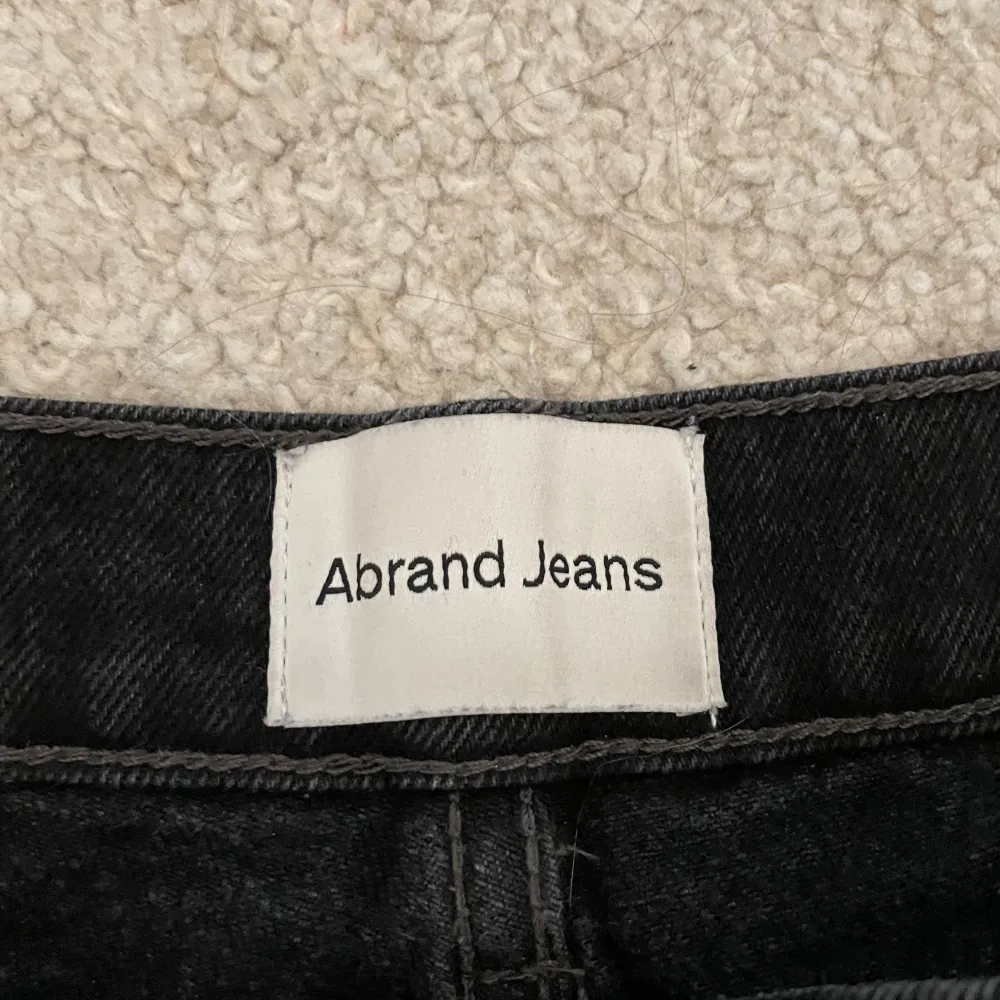 säljer dessa svarta bootcut/straight jeans från abrand jeans som är midwaist. dom är i bra skick och kommer inte till användning längre då de är för små. köps via köp nu, kom privat om du har frågor eller vill ha fler bilder. 💋💋. Jeans & Byxor.