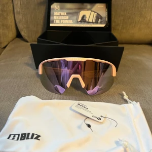 Bliz Matrix - Rosa - Säljer mina helt nya Bliz Matrix sport glasögon i rosa glas samt rosa båge.  Glasögonen är helt oanvända, har endast varit nerpackade i väskan därav är lappen bortklippt. Allt på bilden medföljer. 