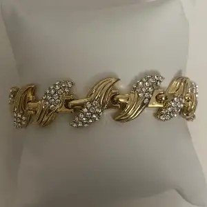 Super snyggt guld armband med diamanter. Armbandet är oanvänt och helt nytt! Jag kan diskutera pris, endast att kontakta! 🥰