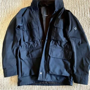 J.Lindeberg field jacka - Hej säljer nu min killes jacka då han tröttnat på den💕den är nästan som ny och har inga defekter. Nypris 3200kr mitt pris 499. Passform sitter bra på han som är cirka 180. Köparen står för frakt❤️