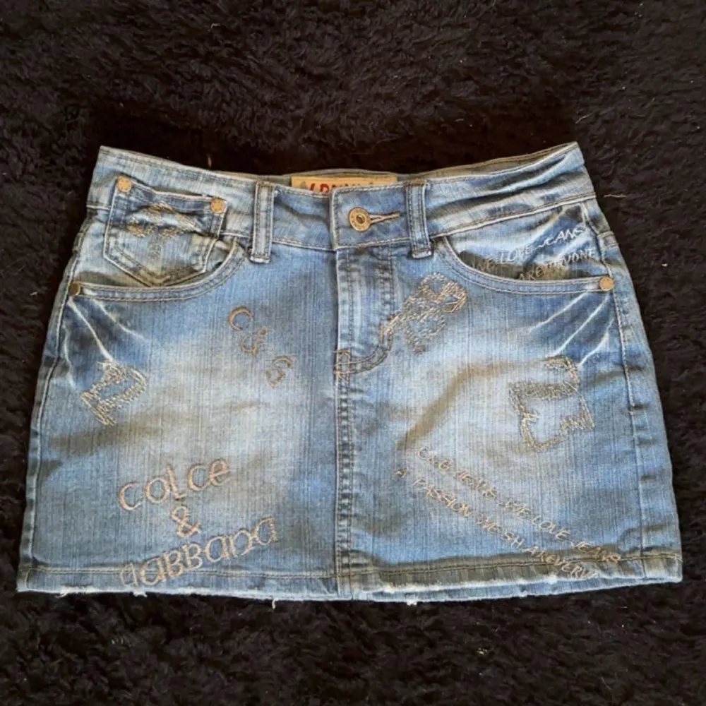 Vintage 2000s y2k jeans kjol. Köpt second hand men aldrig använd! I bra skick.. Kjolar.