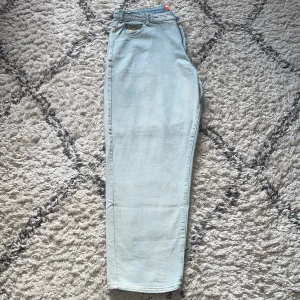Helt nya butter BAGGIEST Jeans  - Helt nya butter BAGGIEST jeans i size 34.