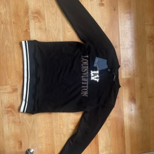 Louis Vuitton mäns tröja storlek S - Helt ny Louis Vuitton tröja storlek S. Tröjans QR kod går att skanna, Finns Louis Vuitton påse & box om man vill ha det med extra bekostnad för ytligare frågor skriv till mig. Byten tas emot.