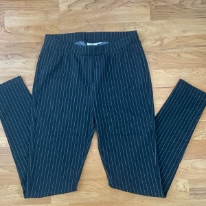 Randiga tights - Svarta tights med vita ränder. Köpta från cellbes. Aldrig använda. Skulle säg att dom är ganska små i storlek. 