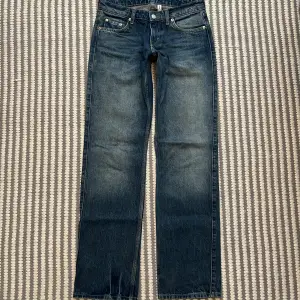 Mörkblåa arrow low straight jeans från weekday i storlek 26/34 som inte används längre❣️De är bara använda några få gånger och har inga tecken på användning. De har två väldigt små slitningar på baksidan, men de köptes så 💗