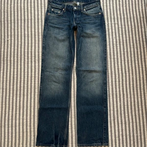 Arrow low jeans - Mörkblåa arrow low straight jeans från weekday i storlek 26/34 som inte används längre❣️De är bara använda några få gånger och har inga tecken på användning. De har två väldigt små slitningar på baksidan, men de köptes så 💗
