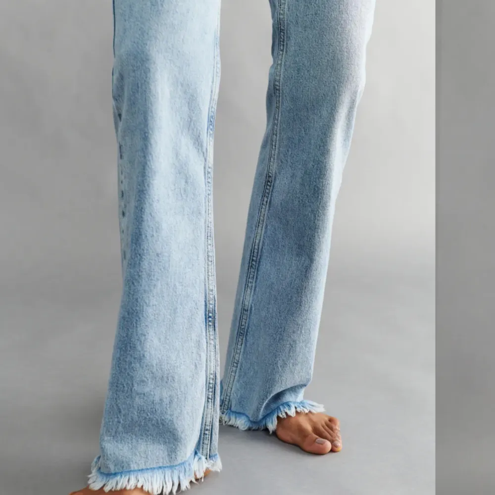 Säljer dessa ljusblå jeansen från Gina i modellen ”full length flare” strl 42 (passar mig som är 36-38 annars). Skulle säga att dom är midwaist-highwaist. Jag är 160 lång💗 Köparen står för frakt 💗. Jeans & Byxor.