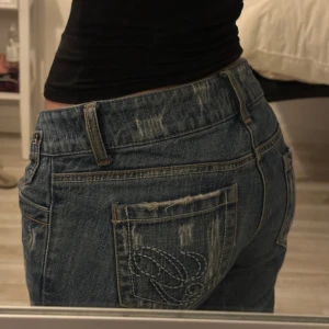 Lågmidjade guess jeans - Säljer dessa as snygga lågmidjade jeans från guess! De är utsydda (se bild 2). Köpta för 600kr