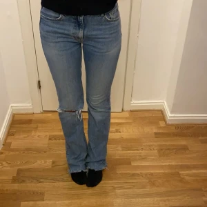 Jeans ifrån gina - Säljer dessa fina jeans ifrån Gina då dom är för stora i midjan på mig. Sitter bra i längden på mig och är 171cm💗 Är i storlek 38 och brukar ha 36, sitter som en 36 bara lite större i midjan.