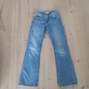 Säljer dessa jättefina jeans från Gina Tricot då dem är för små för mig. Dem är köpta här på plick men dem ser ut att vara i nyskick, jag har bara provat dem en gång. Innerbendlängd: 70 cm, midjemått ca. 63 cm. Skriv till mig innan du köper