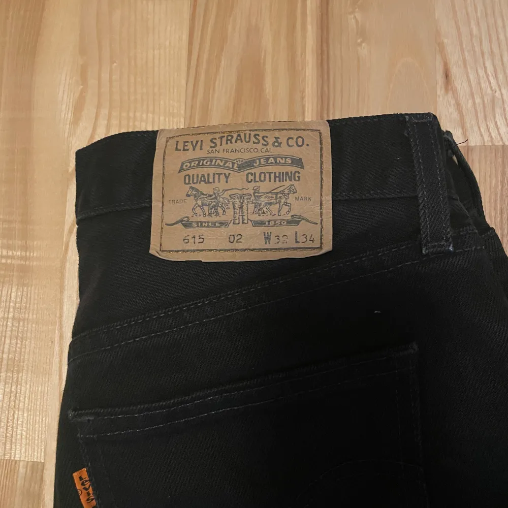 Jeansen är köpta second hand, fint skick. De är väldigt tåliga i bra kvalite med koppar-detaljer. 615 02.  Mått:  Midja 39cm Längd (insida) 70 cm. Jeans & Byxor.
