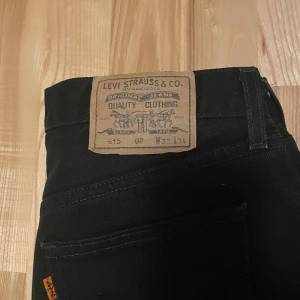 Levis jeans - Jeansen är köpta second hand, fint skick. De är väldigt tåliga i bra kvalite med koppar-detaljer. 615 02.  Mått:  Midja 39cm Längd (insida) 70 cm