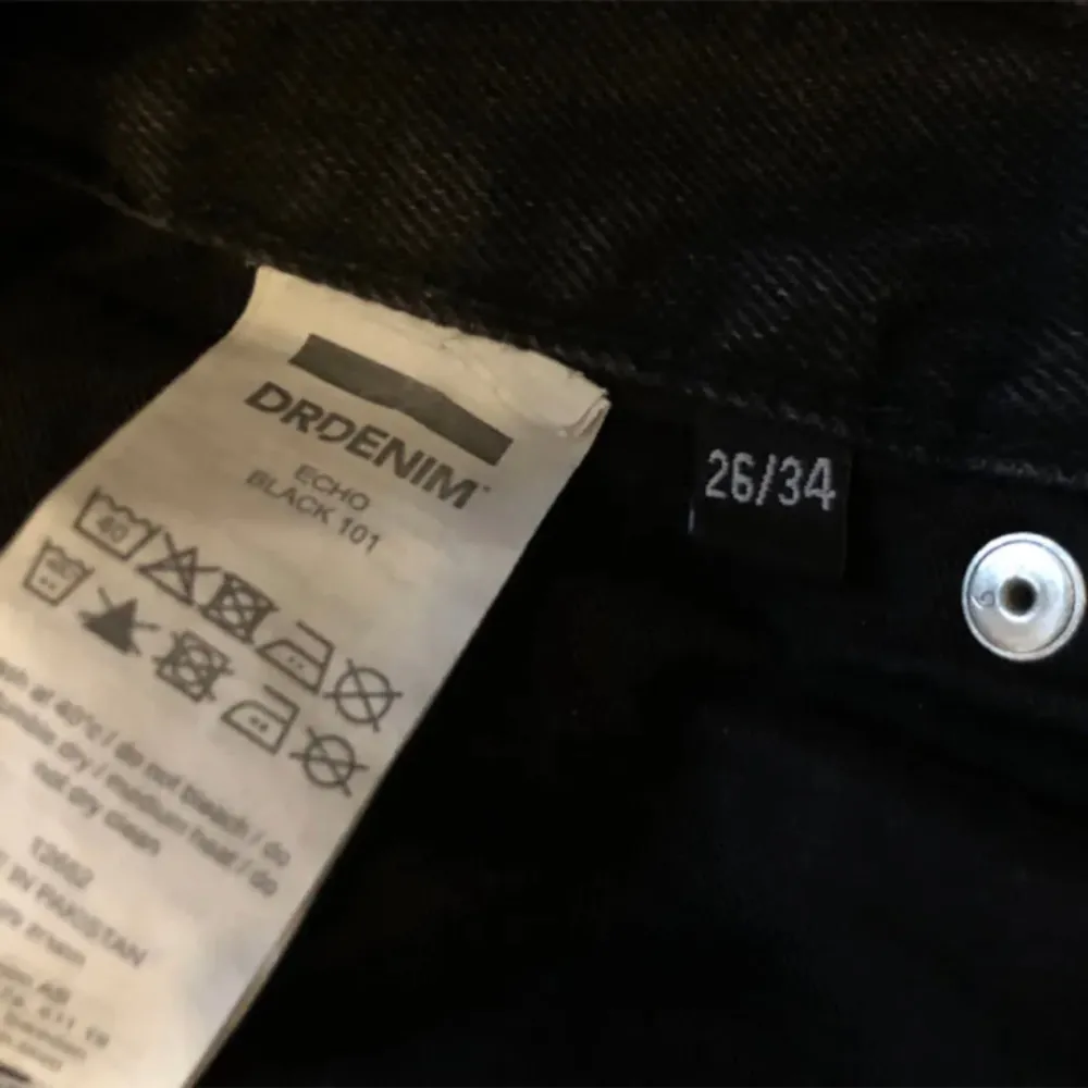 Så snygga svarta jeans från drdenim i storleken 26/34. Passformen är rak och relaxed. Nypris 799kr. Tillräckligt långa för mig som är 175cm. Bild 1&2 är lånade från Zalando. . Farkut & Housut.