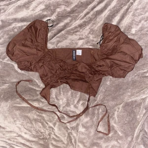 Brun topp - Aldrig använd. Anledning till säljning: den var för liten för mig. 