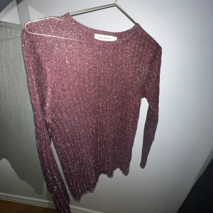 Blus - Säljer denhär superfina blusen från Carin Wester som är vinröd med lite guldiga glitter i och är i ett litet genomskinlig material,, fans en liknande tröja från Zara förut fast i svart🩷 Nyskick❣️