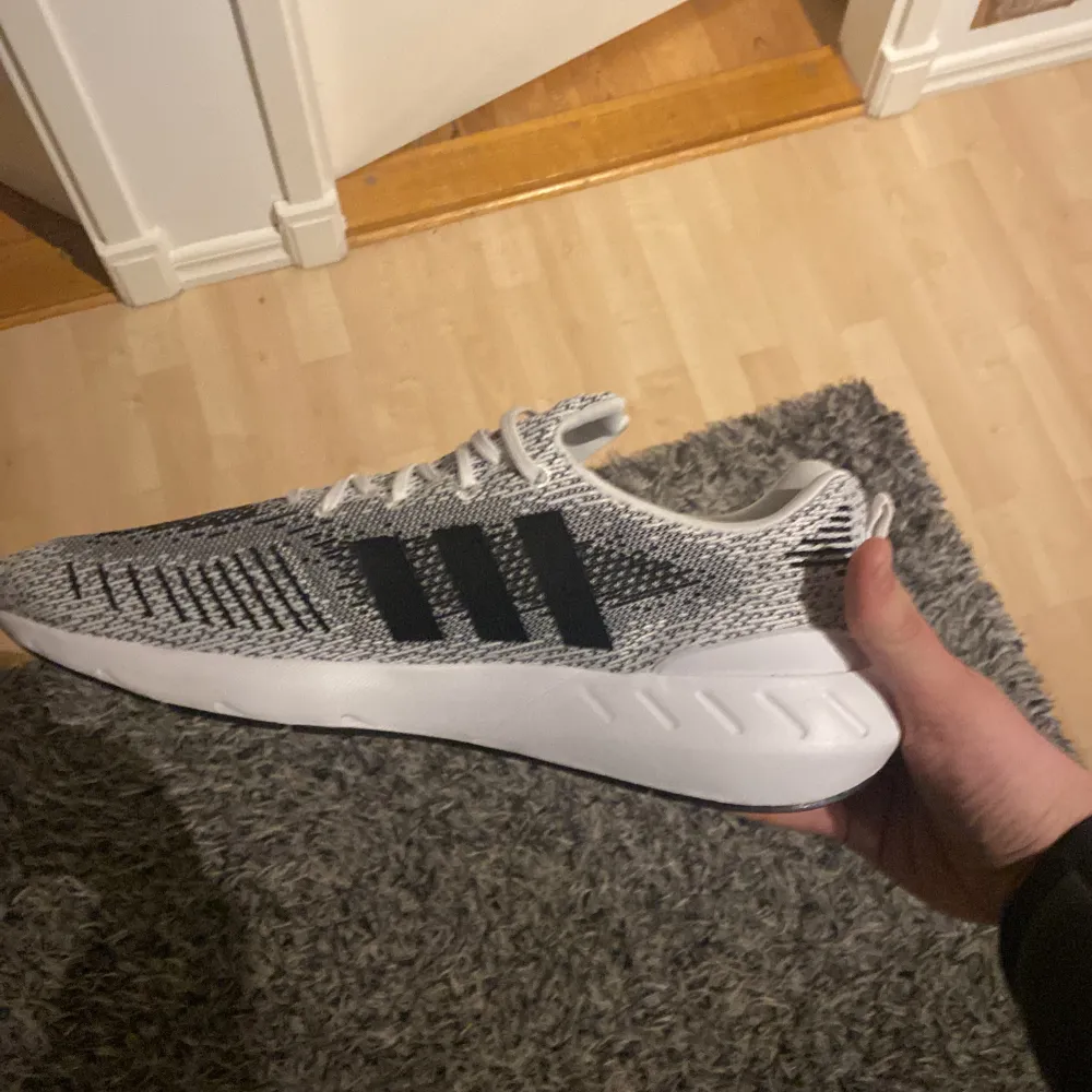 Säljer mina helt oanvända adidas Swift run 22 säljer eftersom att jag fick dom som en present men inte tyckte om färgen, skorna är i storlek 46/ och en halv men passar även till 46. Skorna kommer med både box och kvitto, pris går att diskutera. Skor.