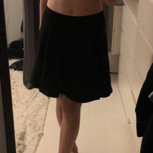 Kort svart kjol från hm.😙