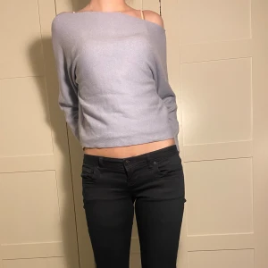 Blå stickad tröja - Säljer pga att den inte används. Den är klippt längst axlarna vilket gör den större vid huvudöppningen. 30kr+frakt💘