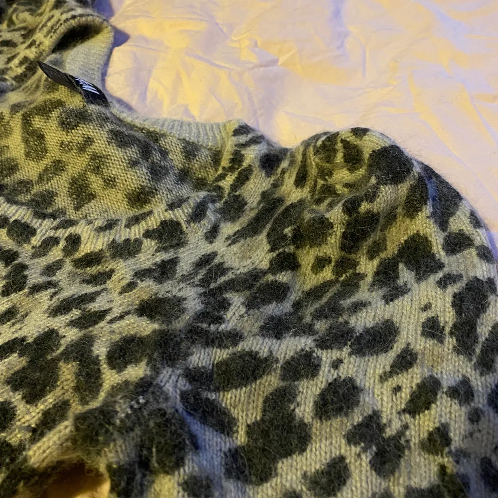 Så söt kofta med leopard print! Med lite puffärmar. Ganska kort i magen och 3/4 ärmar. Knappar på framsidan.  Storlek xs men passar upp till medium.. Tröjor & Koftor.