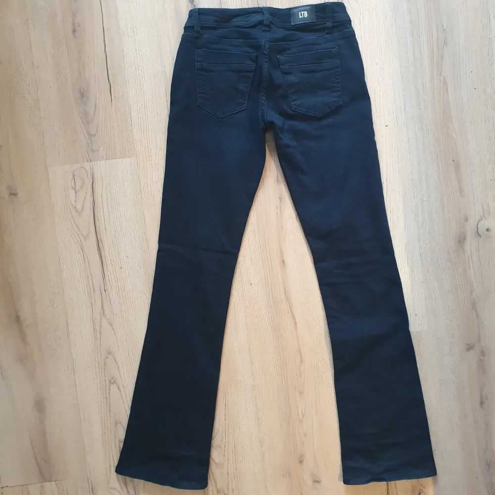 Säljer ett par Ltb jeans i strl 25/32, marinblå. Köptes förra veckan, dottern har endast använt dom en dag till skolan. Kvitto finns! . Jeans & Byxor.
