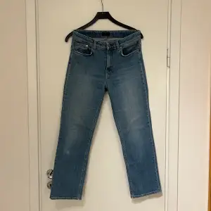 Jeans med hög midja och raka ben