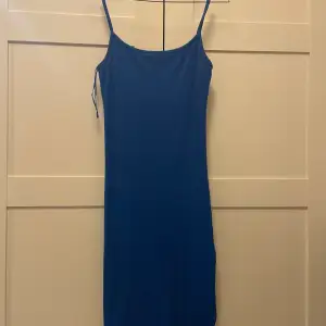 Blå lång klänning från newyorker med slits på sidan, i storlek XS. Har använd den en gång men den är fortfarande i nyskick