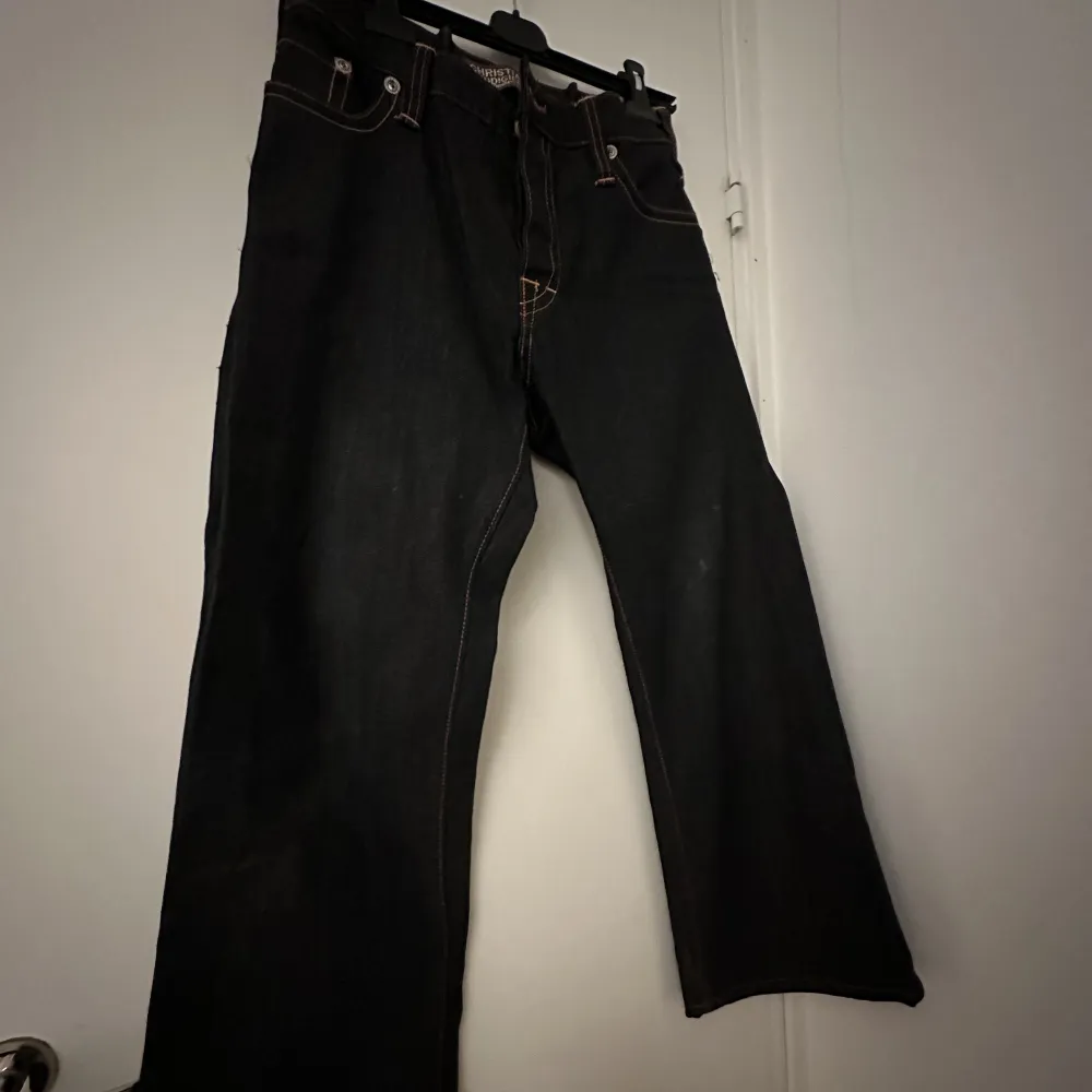 Coladte jeans från Christian Audigier,EdHardy som jag inte använder mycket,användes bara några gånger, jeansen är just nu sydda för att passa 36, stygnen är enkla att ta ut om man vill ha dem större (jag kan göra det inna jag skickar. Jeans & Byxor.