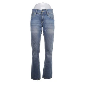 Lågmidjade jeans  - Lågmidjade raka jeans. Super fina, för stora för mig därför säljer jag💕