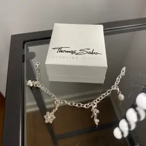 Berlockarmbland från Thomas Sabo. Fick det i födelsedagspresent för flera år sedan, men det har tyvärr aldrig kommit till användning. Nypris, ca 2000 kr